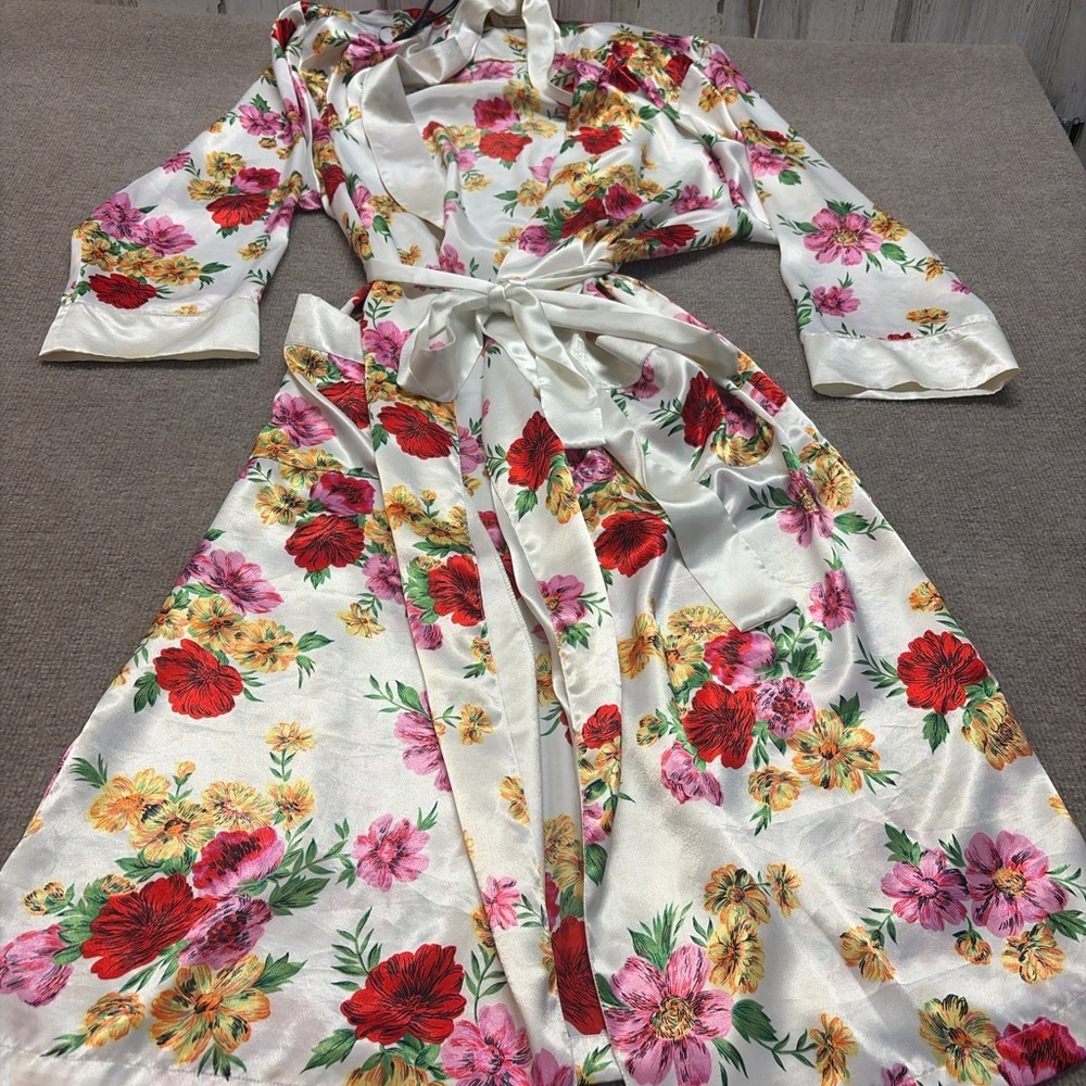 Vintage Victoria’s Secret Floral Satin Robe Belted Shoulder Pads Size M 0673